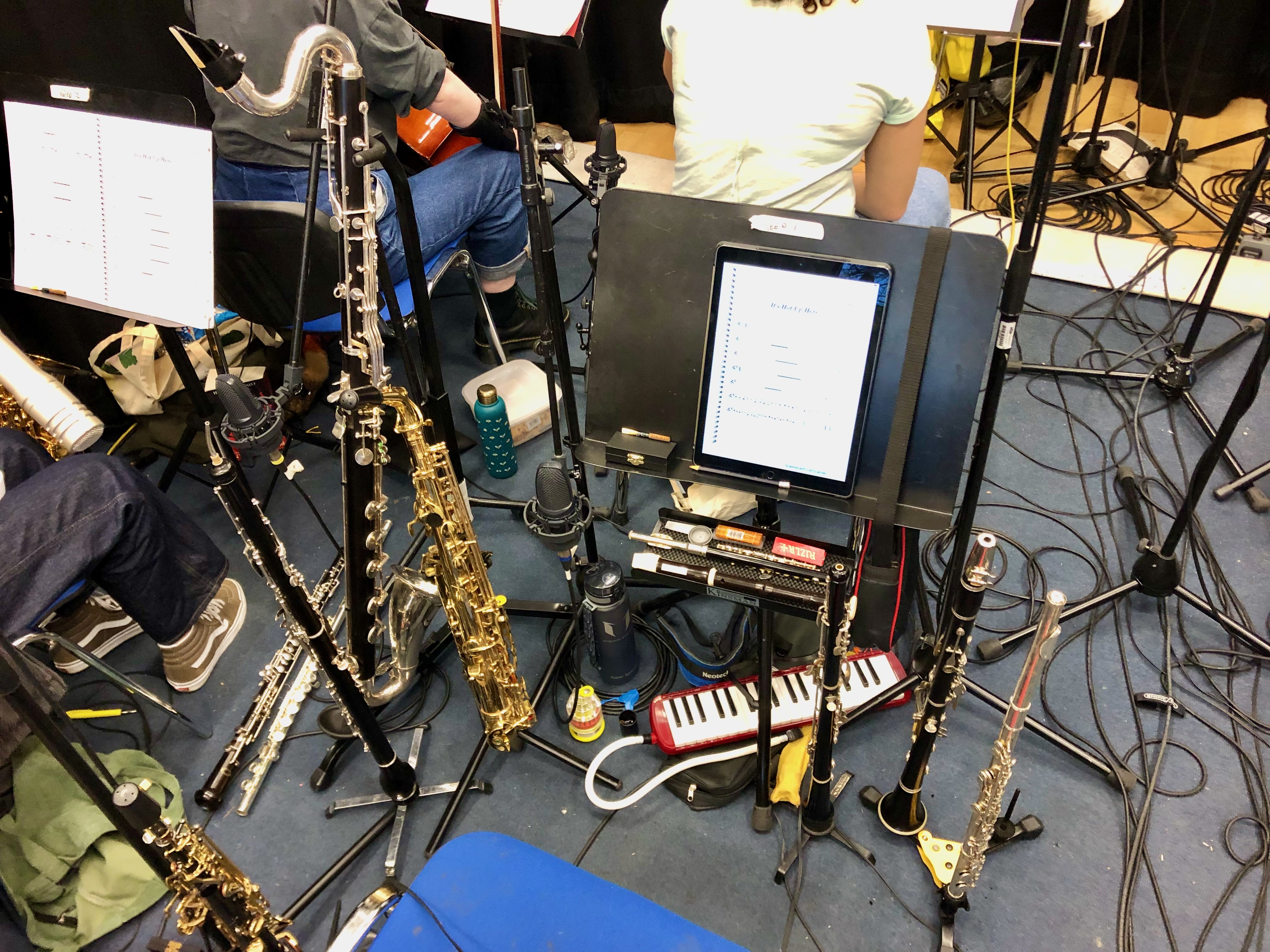 Jonathan Parapadakis playing piccolo, flute, clarinet, alto saxophone, cor anglais / english horn, oboe, soprano saxophone, melodica, recorder. Also pictured are a bass clarinet, a flute, a oboe and an alto sax that were played by Susanna Tredinnick